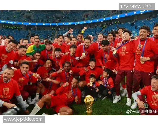 足球明星荣耀时刻颁奖典礼盛况回顾星光璀璨见证传奇瞬间